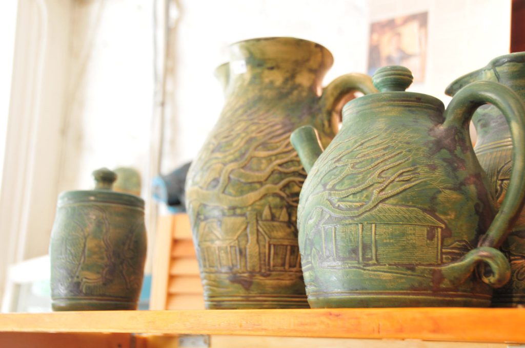 Eugene pottery photo by Roger Lancaster